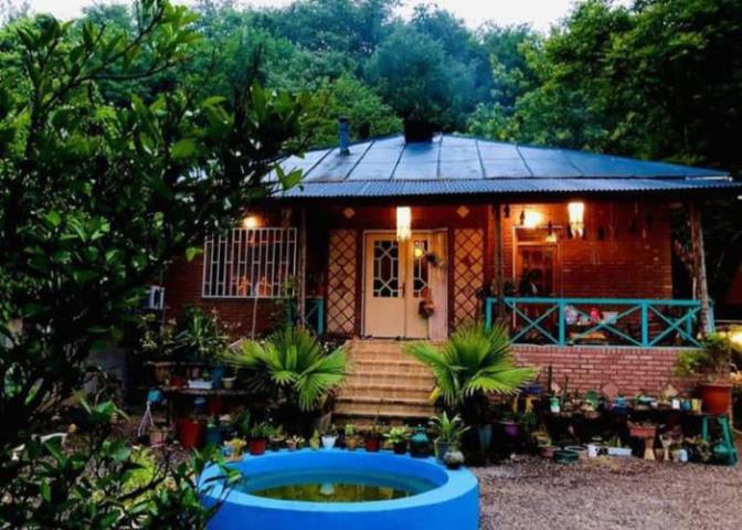 بومگردی با سگ در اقامتگاه