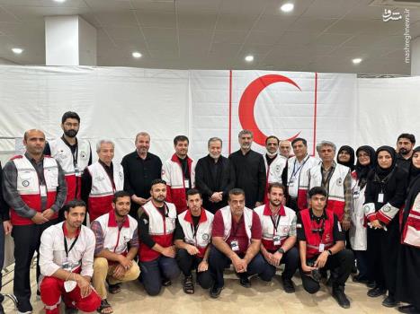 عکس یادگاری عراقچی با نیروهای هلال احمر در نجف