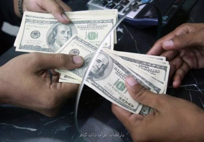 هلدینگ ها در غیاب دولت بازار ارز را به هم می ریزند