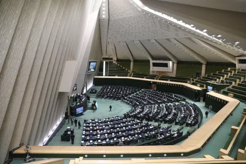 انتقاد تند نماینده مجلس به افزایش ۲۰ درصدی حقوق ها