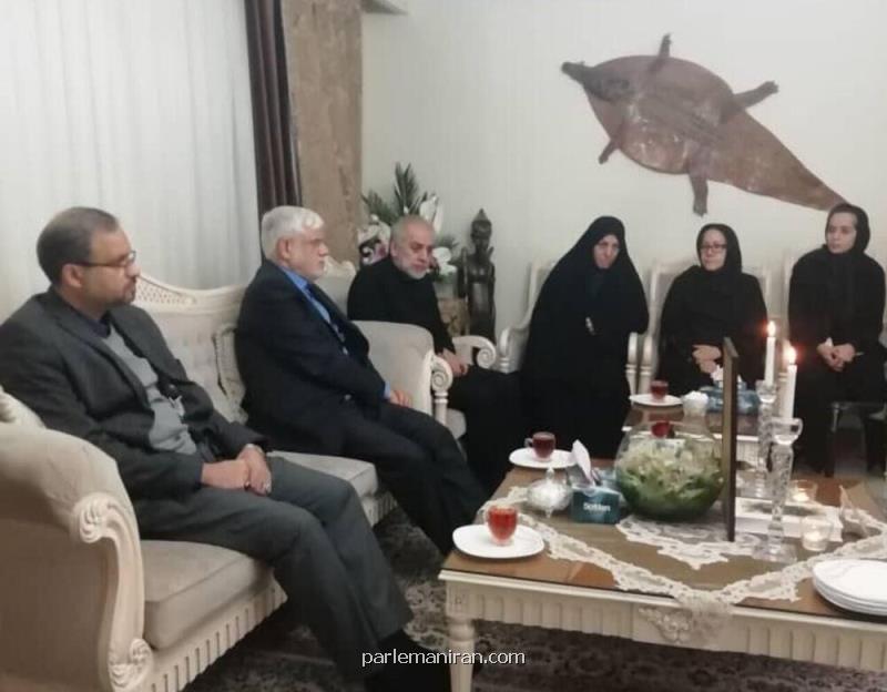 دیدار محمدرضا عارف با خانواده یكی از جانباختگان سقوط هواپیمای اوكراینی